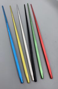 様々な色に加工された3Dプリント製アルミ箸