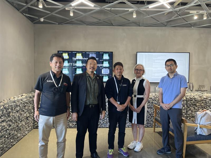 ASTM Center of Excellenceによる日本でのAM認証対話に参加するプロメシアン代表 古賀洋一郎と業界関係者が工場視察する様子