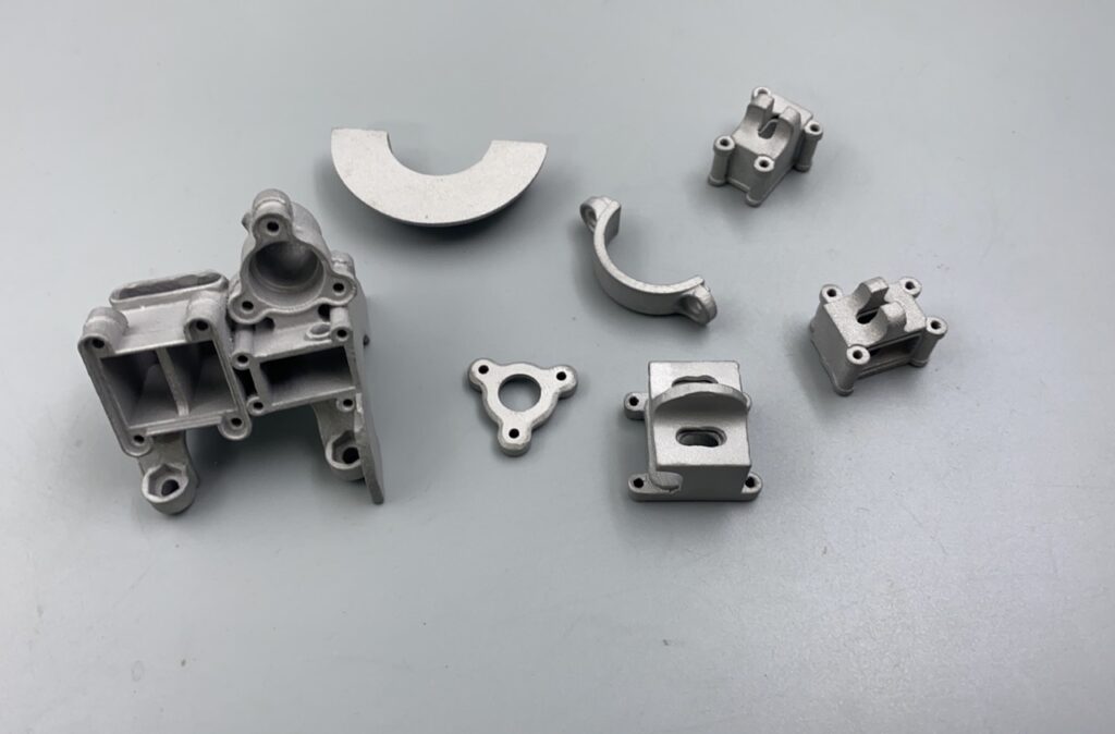 ステンレス316Lで製造された改造バイク用スイッチボックス部品一式。高精度な金属3Dプリントにより滑らかな表面仕上げが実現された部品の写真。プロメシアン株式会社のオンライン受託製造を活用した事例です。