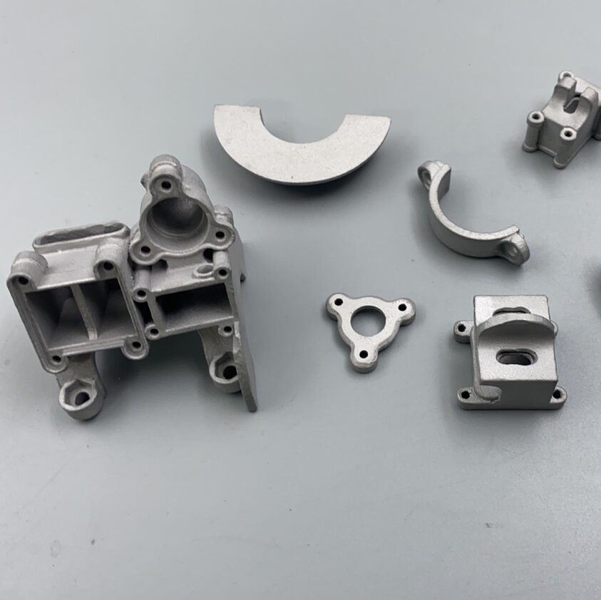 ステンレス316Lで製造された改造バイク用スイッチボックス部品一式。高精度な金属3Dプリントにより滑らかな表面仕上げが実現された部品の写真。プロメシアン株式会社のオンライン受託製造を活用した事例です。