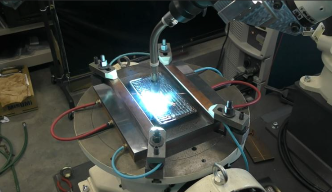 DED方式3Dプリンターによる金属補修時のイメージ