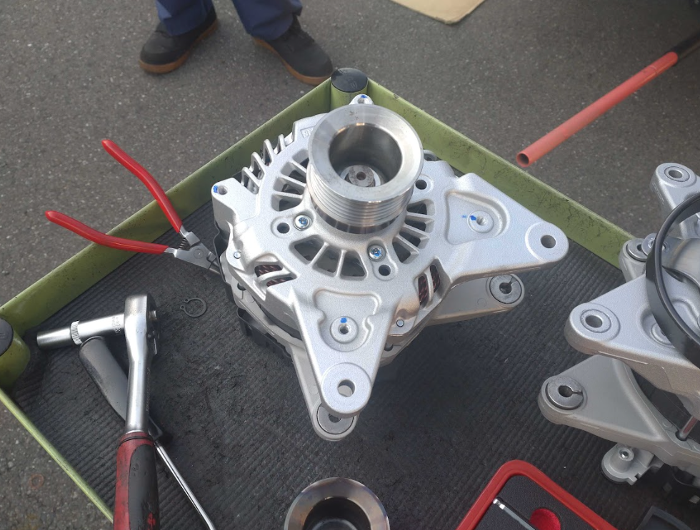 自動車搭載オルタネーターに取り付けた状態のDED方式3Dプリントで金属補修したベルトプーリー