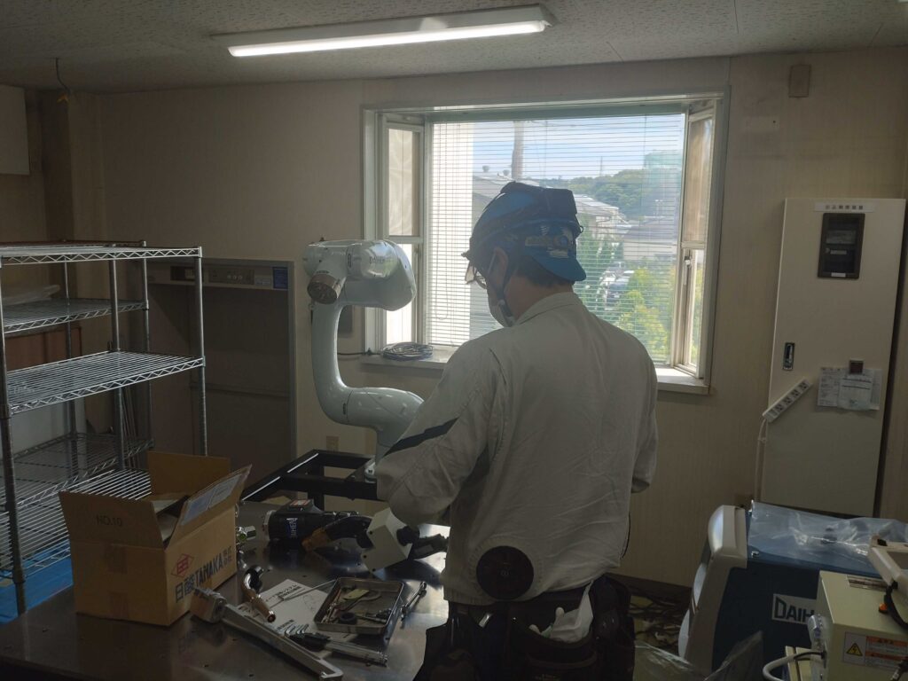 装置導入後の週明け、いよいよ設備の開封と設置です。