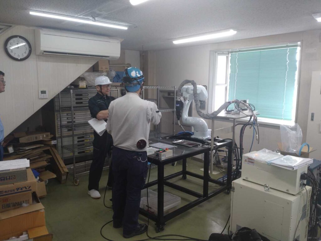 藤沢工場開設しました。設備導入後の現地研修です。