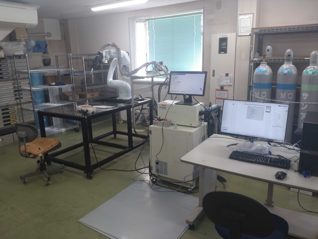 藤沢工場開設しました。当社の最初の製造装置FD-VC4です。